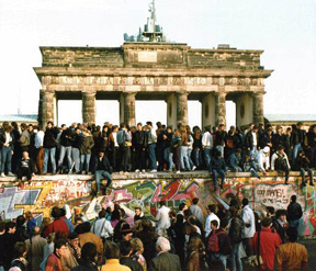 Brandenburg Gate 1989 (photo: AP Photo/Archiv)