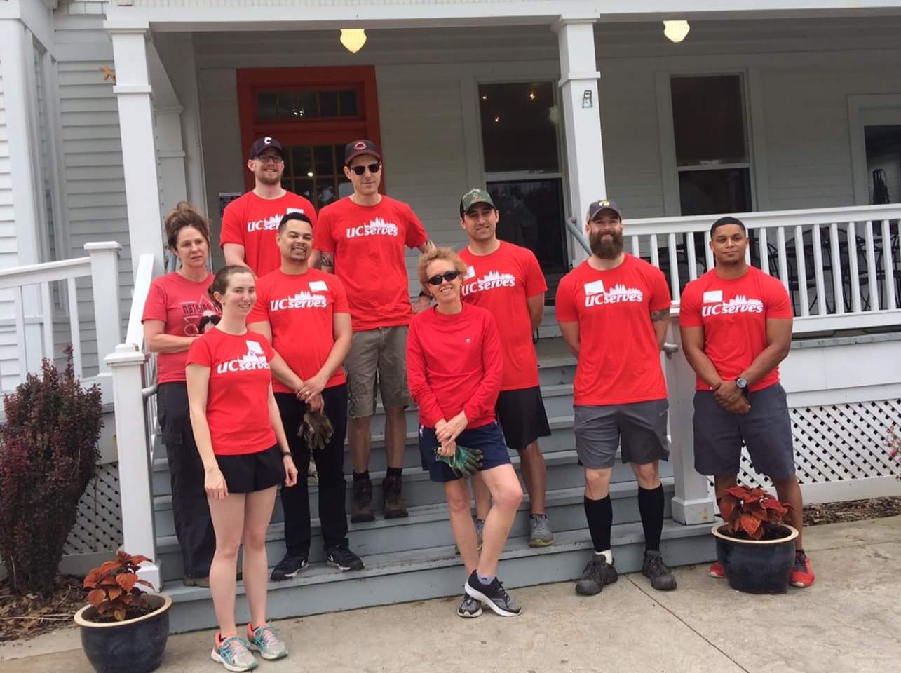 Group photo of UC Serves volunteers on outside steps