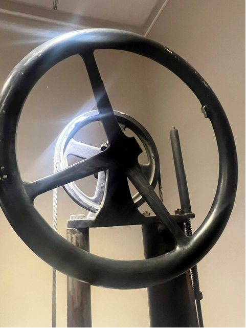 Manual handwheel counterweight pulley assembly.