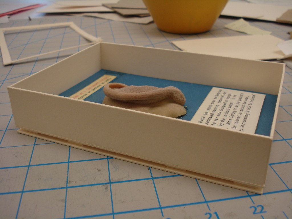 The tray and elevated base which allows for off-gassing during storage.